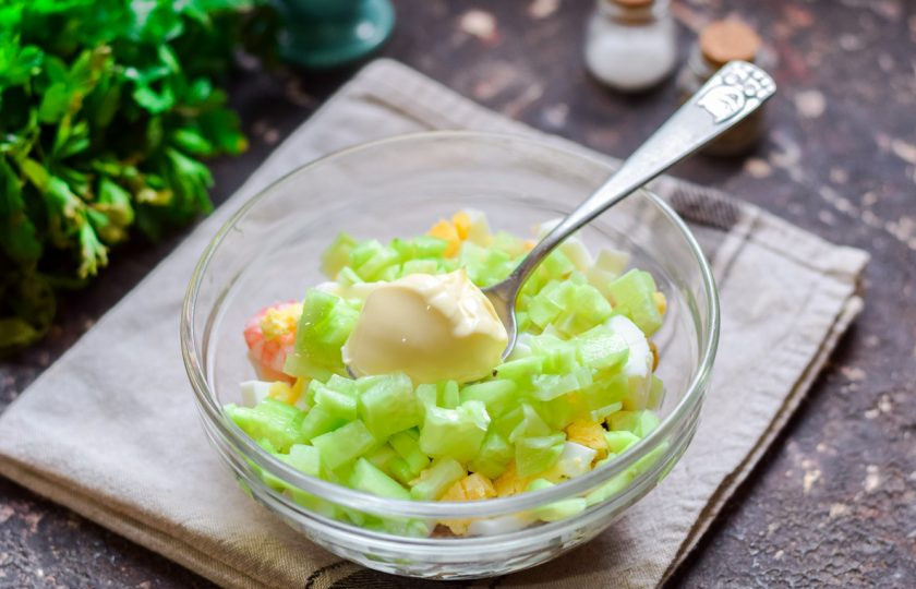 1. Этап. Салат с креветками, мидиями и кальмарами: Заправьте салат майонезом, перемешайте и подавайте к столу.