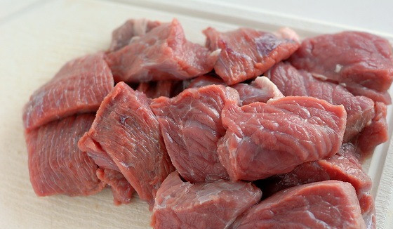 1. Этап. Телятина в вине: Телятину тщательно промойте и обсушите. Нарежьте средними кубиками.