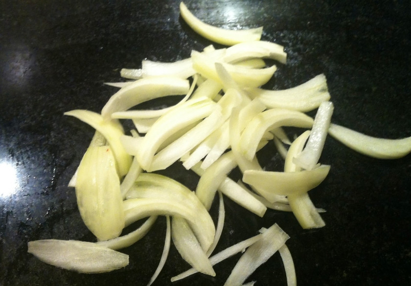 1. Этап. Малагский салат: Лук режем полукольцами.