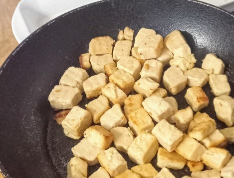 1. Этап. Тори но гомае: Кусочки куриной грудки посолить и замочить в саке минут на 5. Затем на растительном масле обжаривать кусочки куриной грудки минут 8 до готовности.