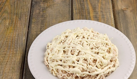 1. Этап. Салат Черепаха с яблоками и сыром: 4. Посолите и поперчите по вкусу, выложите курицу сверху белков и смажьте майонезом.