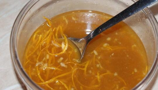 1. Этап. Говядина, тушенная со сладким перцем: Сделайте соус. Перемешайте сок с цедрой, имбирём, мукой и соевым соусом.