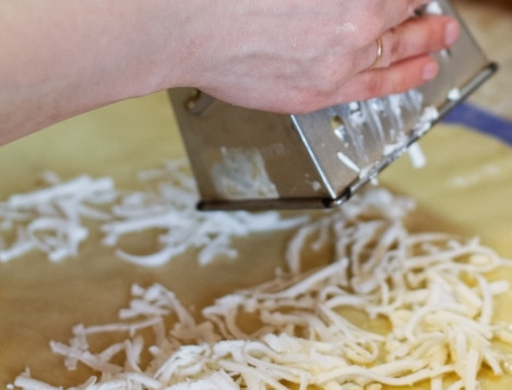 1. Этап. Тутманик: Этот пласт мы посыпаем тертой на крупной терке брынзой, оставляя по 2 сантиметра с краев.