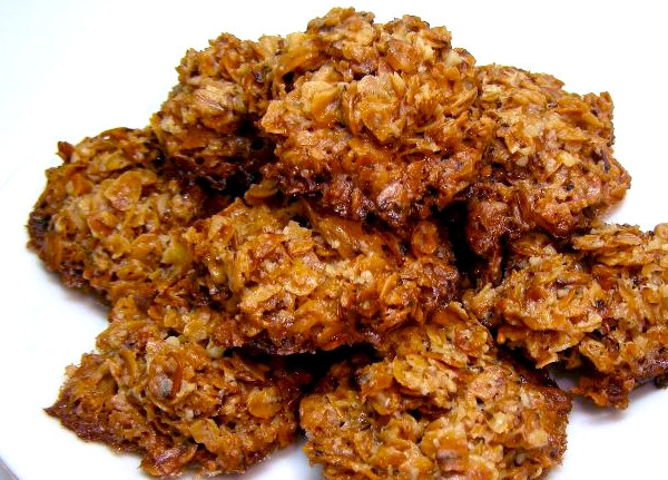 1. Этап. Овсяное печенье из овсяных хлопьев: Если вы хотите получить более подпекшееся печенье, можете увеличить время его пребывания в духовке. Готовое овсяное печенье вытаскиваем и накрываем полотенцем. Подаем с чаем или молоком. Приятного аппетита!