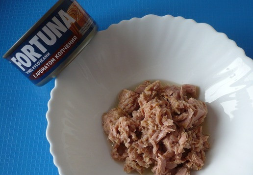 1. Этап. Закуска с тунцом на лепешке: Для приготовления салата я использовала консервы рыбные тунца кусочками с ароматом копчения ТМ FORTUNA. В миску выложите тунца (слегка размяв его) вместе с жидкостью.