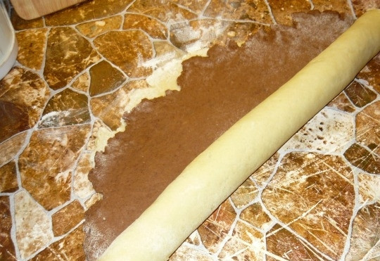 1. Этап. Печенье Улитка: Раскатываем пласты теста в одинаковые по размеру прямоугольники. Толщина пласта - примерно 0,5 см. Накладываем один пласт на другой и сворачиваем плотным рулетом.