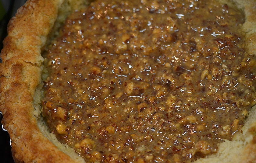 1. Этап. Магрибский грушевый пирог: 9. Выпекайте в разогретой до 190 градусов духовке 12 минут. Затем пирог достаньте, выложите ореховую начинку.