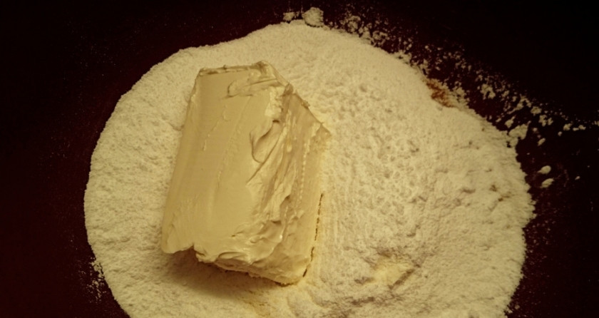 1. Этап. Новогодние капкейки Зимняя сказка: Добавьте сахарную пудру и размягченное масло.