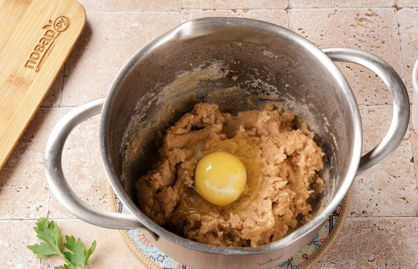 1. Этап. Диетические профитроли: Вбейте одно яйцо.