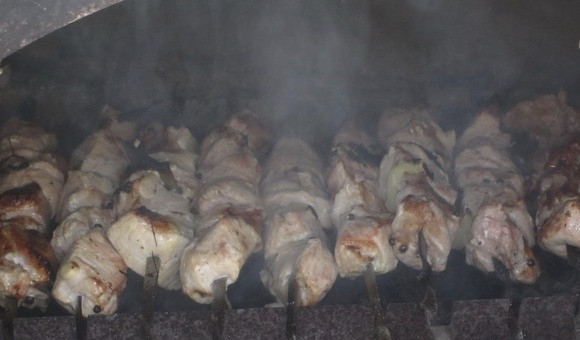 1. Этап. Мцвади: Подготовьте место, где вы будете жарить шашлыки. Замаринованное мясо наденьте на шампура. Выкладываем на угли и тщательно следим, чтобы блюдо готовилось без огня (но на жарких углях). Не забывайте периодически сбрызгивать мясо (я для этого разбавляю уксус с водичкой в пропорциях 1 ст.л. уксуса на литр воды).