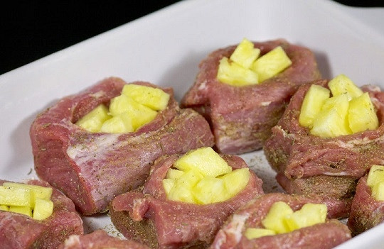 1. Этап. Мясные кармашки с ананасами: 5. Наполните мясо ананасами и отправьте форму в духовку минут на 40.