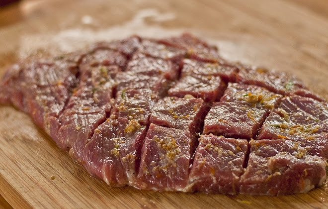 1. Этап. Стейк из пашины: 5. Полученной смесью смажьте мясо со всех сторон.