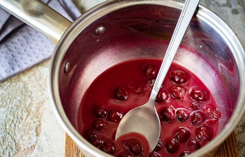 1. Этап. Нежная говядина под ягодным соусом: Проварите все эти ингредиенты на небольшом огне до закипания.