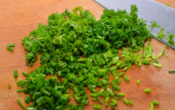 1. Этап. Заячий сырный соус: Зелень измельчаем.