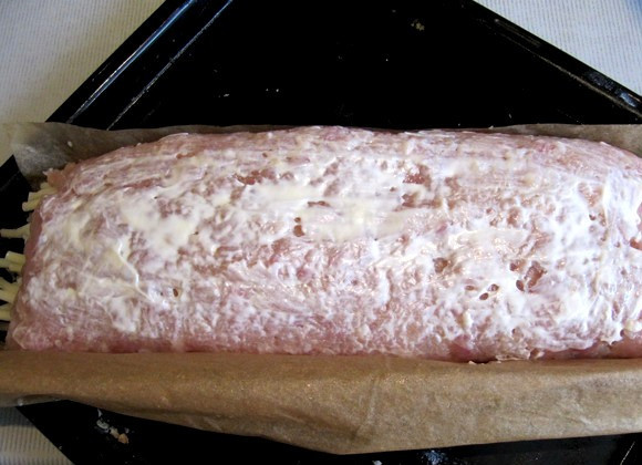 1. Этап. Запеканка мясная с макаронами: Теперь соединяем края прямоугольника из фарша так, чтобы получилась плотная колбаска. Смазываем ее майонезом и прямо на бумаге перекладываем на противень.