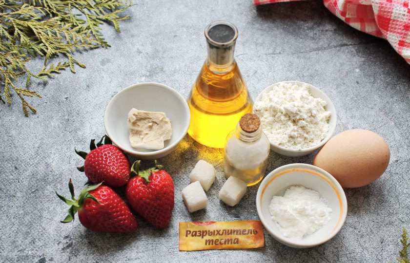 1. Этап. Пирожки с клубникой из дрожжевого теста в духовке: Подготовьте все необходимые ингредиенты для приготовления пирожков с клубникой на дрожжевом тесте. Клубнику переберите, сполосните, дайте высохнуть и удалите зеленые хвостики.