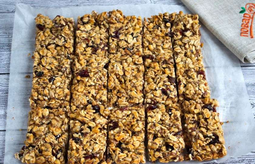 1. Этап. Батончики мюсли с орехами: Поставьте запекаться в духовку на 1 час при 130 градусах. Выньте из духовки, немного остудите и разрежьте массу еще горячей на батончики или квадратики, удобной для вас формы. Застывшую массу разрезать труднее.