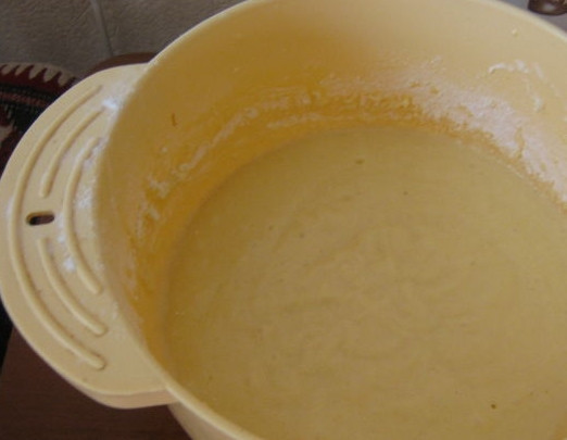 1. Этап. Манник классический на сметане: 3. Соедините со сметаной яичную смесь. Добавьте соду, небольшими порциями введите муку. Хорошо перемешайте тесто. У вас должна получиться жидкость, по консистенции напоминающая густую сметану.