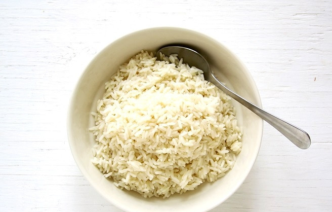 1. Этап. Лосось с рисом: Для начала отварите рис в подсоленной воде до готовности. Сделайте его рассыпчатым. Остудите крупу.