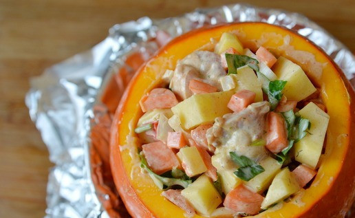 1. Этап. Тыква, фаршированная овощным рагу с индейкой: Берём глубокую форму. Застилаем её фольгой. Тыкву смазываем с наружи растительным маслом. Если у вас крупная тыква, то предварительно запекаем её в фольге 30-40 минут при 200 градусах. Если тыква небольшая (у меня 1,2 кг), то сырую тыкву заполняем начинкой из овощей и индейки. Заполняем плотно, так как при запекании, масса будет уплотняться и осядет. Закрываем тыкву крышкой, заворачиваем в фольгу. Ставим в духовку на 200 градусов на 1,5 - 2 часа. Проверяем по готовности тыквы, прокалывая её зубочисткой, она внутри должна стать мягкой.