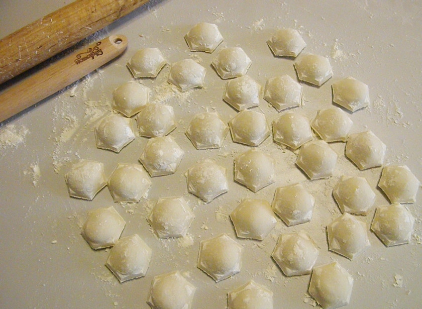 1. Этап. Пельмени с сыром в духовке: Переверните и просто высыпьте пельмени на стол.