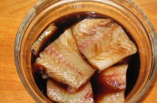 1. Этап. Соус для минтая: 3. Отправьте в мисочку кусочки филе минтая, предварительно вымыв их и обсушив. Оставьте мариноваться минут на 15.