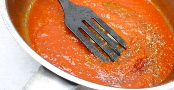 1. Этап. Тефтели в соусе Кефтедес: 9. Добавьте томатную пасту, соль и специи.