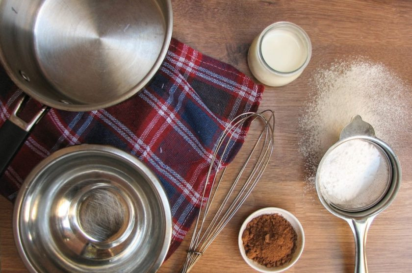 1. Этап. Пончики классические: 6. Пока пончики запекаются, делаем глазурь: разогреваем молоко и добавляем сахар и какао. Доводим до кипения и выключаем. Поскольку такая глазурь быстро застывает, ее можно периодически подогревать.