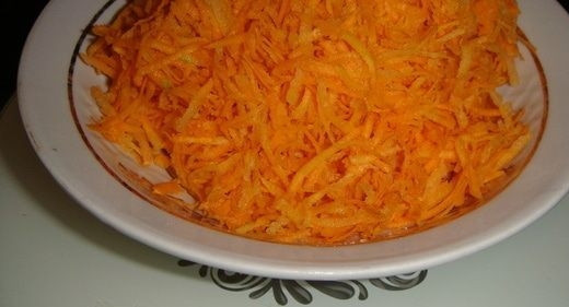 1. Этап. Выпечка с морковью: Морковь для бисквита почистите, промойте и крупно натрите.