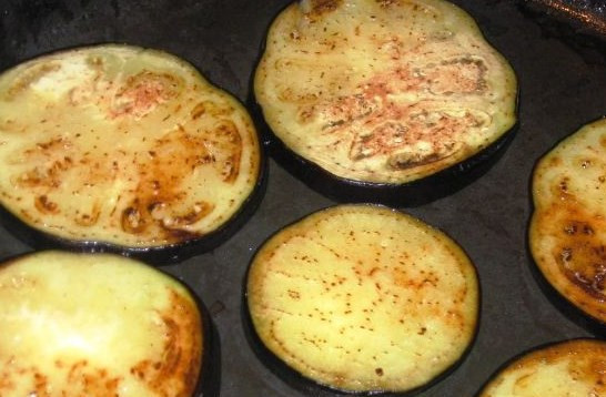 1. Этап. Баклажаны жареные Павлиний хвост: Обжариваем в масле до золотистого цвета.