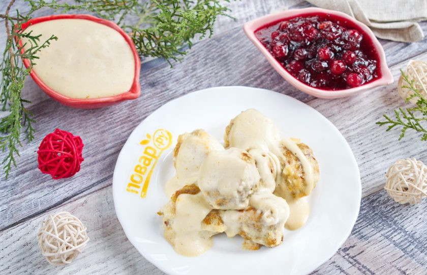 1. Этап. Шведские фрикадельки с кремовым соусом: Фрикадельки принято подавать, щедро полив кремовым соусом с порцией ягодного. Приятного аппетита!