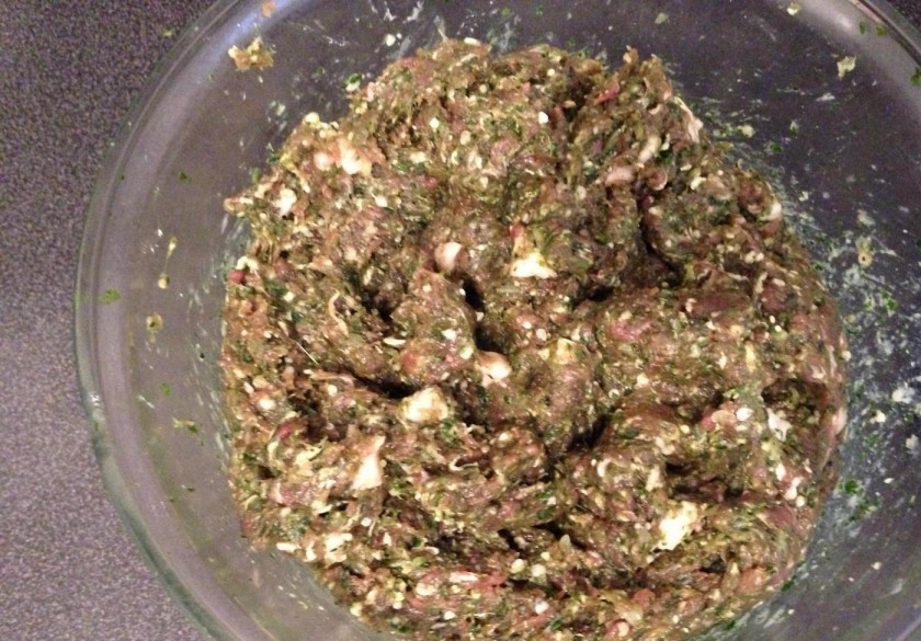 1. Этап. Колбаски из баранины: 3. Тщательно перемешаем и добавим приправы и соль по вкусу.