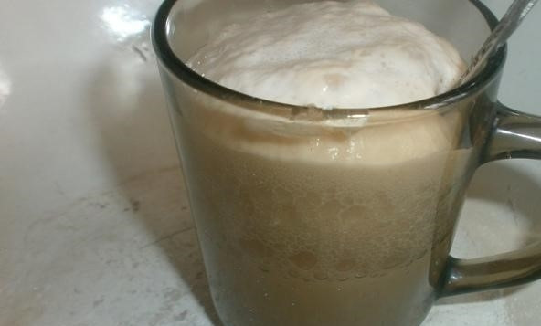 1. Этап. Соломка соленая: 1. Перед тем как приготовить соленую соломку, возьмите кастрюлю, нагрейте воду и растворите в ней сахар. После чего добавьте дрожжи и дождитесь, пока они не растворятся полностью.