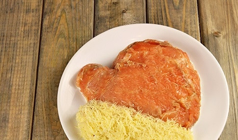 1. Этап. Салат Варежка Деда Мороза: 6. А дальше остался самый интересный процесс — украшение. Верх застелите тонкими ломтиками красной рыбки, а низ присыпьте ранее отложенным кусочком сыра, который предварительно нужно натереть. Перед подачей можно разрисовать варежку майонезом. Вкусных вам праздников!