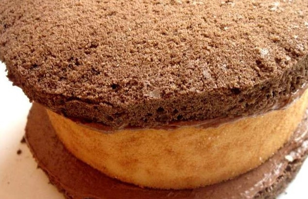 1. Этап. Торт марика: Смажьте рулет кремом и накройте вторым коржом.