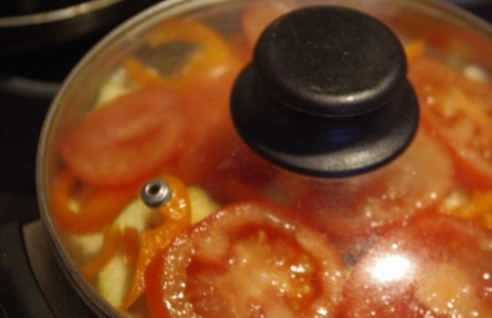 1. Этап. Гарнир к куриным котлетам: Закройте крышкой. Чтобы не подгорело, готовьте следующим образом – три минуты на сильном огне, еще 5 минут на среднем и затем полчаса на очень слабом огне. Крышку не открывайте, чтобы не потерялась влага, так как блюдо готовится в собственном соку.