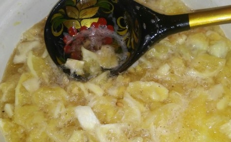 1. Этап. Лимонный джем с имбирем: 5. По истечении времени лимон пустит сок. Поставьте кастрюлю на огонь. Её содержимое доведите до кипения и варите не более 5 минут. Выключите и дайте возможность остыть.