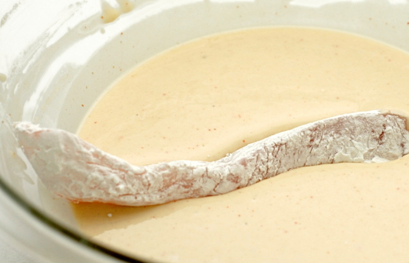 1. Этап. Рыба в кляре во фритюре: 3. Кусочек рыбки обвалять в кукурузном крахмале, а затем опустить в кляр. Как следует обмокнуть, чтобы кляр полностью покрыл рыбку. При желании в рецепт приготовления рыбы в кляре во фритюре можно не использовать пиво, заменив его обыкновенной водой.