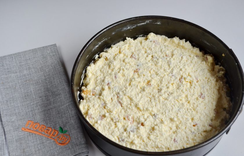 1. Этап. Пирог с овсяными хлопьями и творогом: 9. Далее разложите творожную начинку.