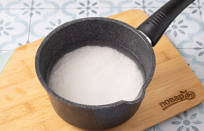 1. Этап. Десерт из тапиоки: Переложите тапиоку в кастрюлю, влейте большое количество воды и доведите до кипения. Проварите 1 минуту. Снимите с плиты, откиньте тапиоку на дуршлаг и снова промойте, чтобы убрать всю клейкую часть.