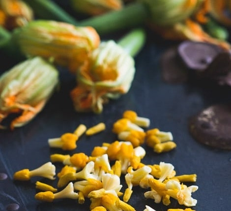 1. Этап. Овощные цветы с фаршем: 2. Внутри каждого есть соцветия, достаньте их, чтобы было место для начинки.