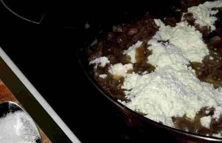 1. Этап. Гуляш из баранины с подливкой: Когда кусочки мяса обжарятся, добавляем муку, перемешиваем и обжариваем минуту-полторы. Затем наливаем стакан воды или бульон, накрываем сковороду крышкой и тушим примерно 30-35 минут на небольшом огне.