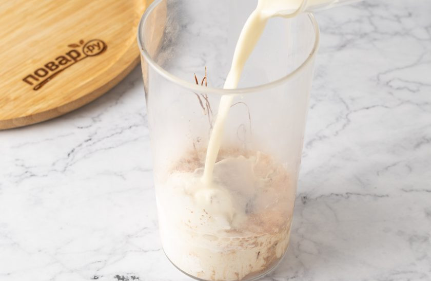 1. Этап. Шоколадно-молочный коктейль с мороженым: Влейте молоко.