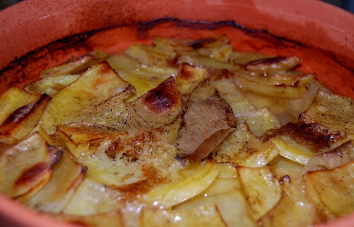 1. Этап. Конина в духовке: Отправьте в холодную духовку, крышкой не закрывайте горшочек. Поставьте температуру 200 градусов — и пускай нагревается. Через час закипит, продолжайте запекать конину еще час. А пока порежьте лук полукольцами и обжарьте в той же сковороде, что и конину, до золотистого цвета. Картошка и конина запеклись, можете доставать.