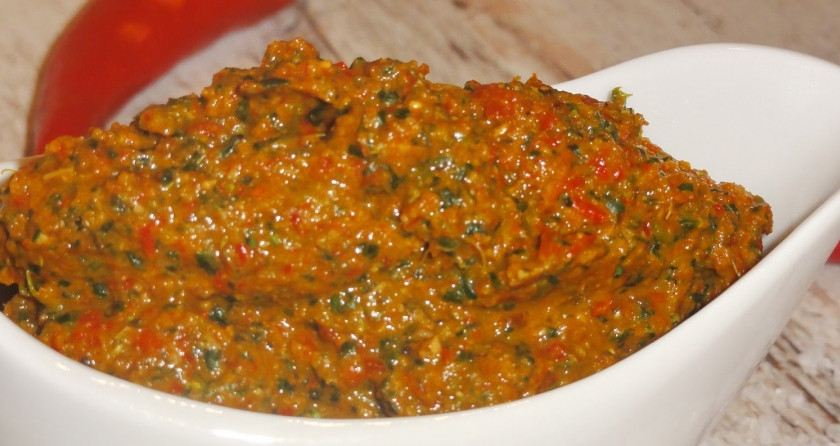 1. Этап. Грузинская аджика с орехами на зиму: 5. Пусть полчаса постоит, а затем раскладываем по чистым баночкам, завинчиваем крышками и храним в холодильнике.