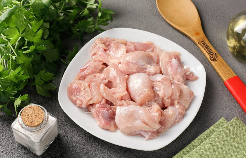 Плов из булгура с курицей в мультиварке 1. Этап. Плов из булгура с курицей в мультиварке: Если у вас не готовое филе, то перед приготовлением плова срежьте мясо острым ножом и нарежьте порционными кусочками.