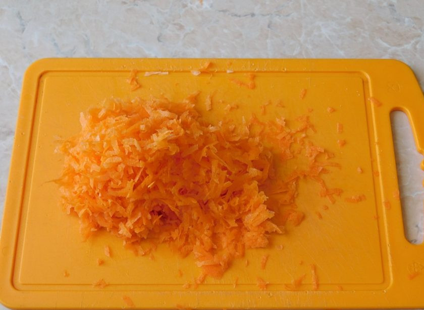 1. Этап. Английский морковный торт: Очищенную морковь натрите на мелкой терке.