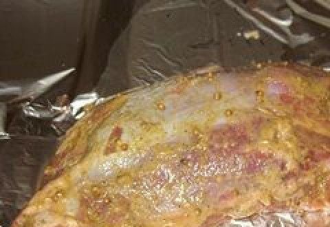 1. Этап. Телятина в рукаве для запекания: Смешиваем горчицу, соль, перец и любые специи по вкусу. Полученной смесью смазываем кусок телятины и заворачиваем его в кусок фольги. Оставляем мариноваться несколько часов при комнатной температуре.