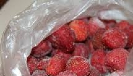 1. Этап. Варенье из замороженной клубники: Клубнику разморозьте и промойте.