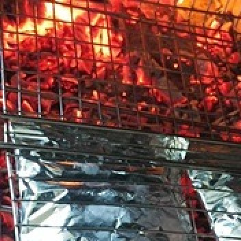 1. Этап. Грудки индейки в фольге: Оба пакета хорошо закройте, чтобы из них не вытекал сок, и уложите их на решетку. Запекайте 20-30 минут, периодически переворачивая.